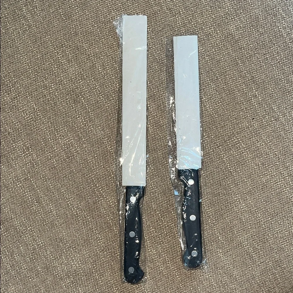 Sleek Black and White Knife Set